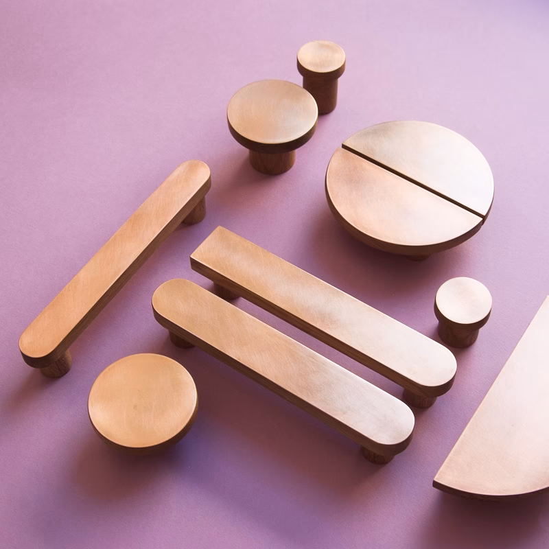 Jakie uchwyty do czarnych frontów?