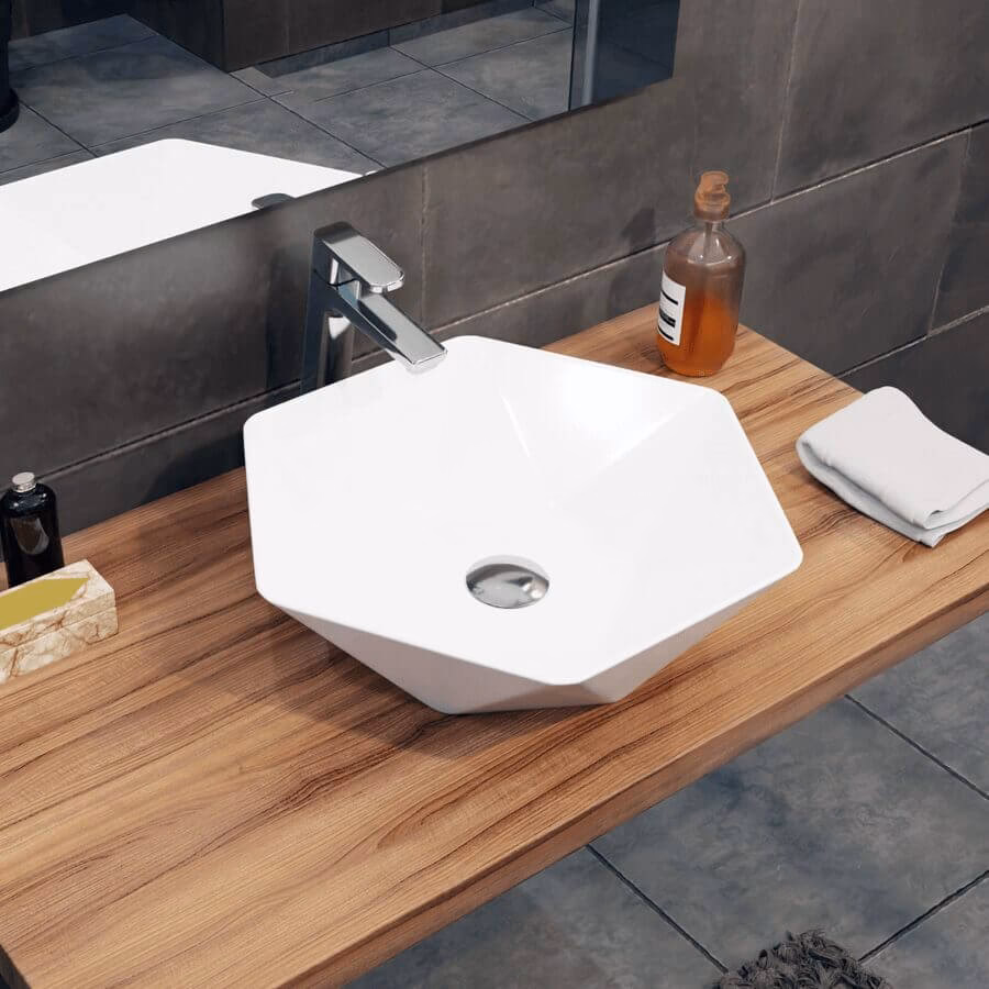 Czy biała porcelanowa umywalka się plami?