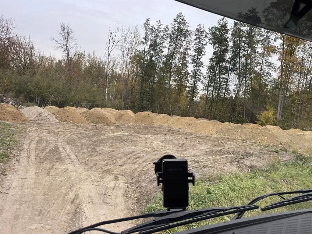 Czy glina nadaje się na podniesienie terenu?