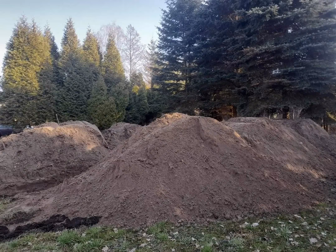 Czy glina nadaje się na podniesienie terenu?