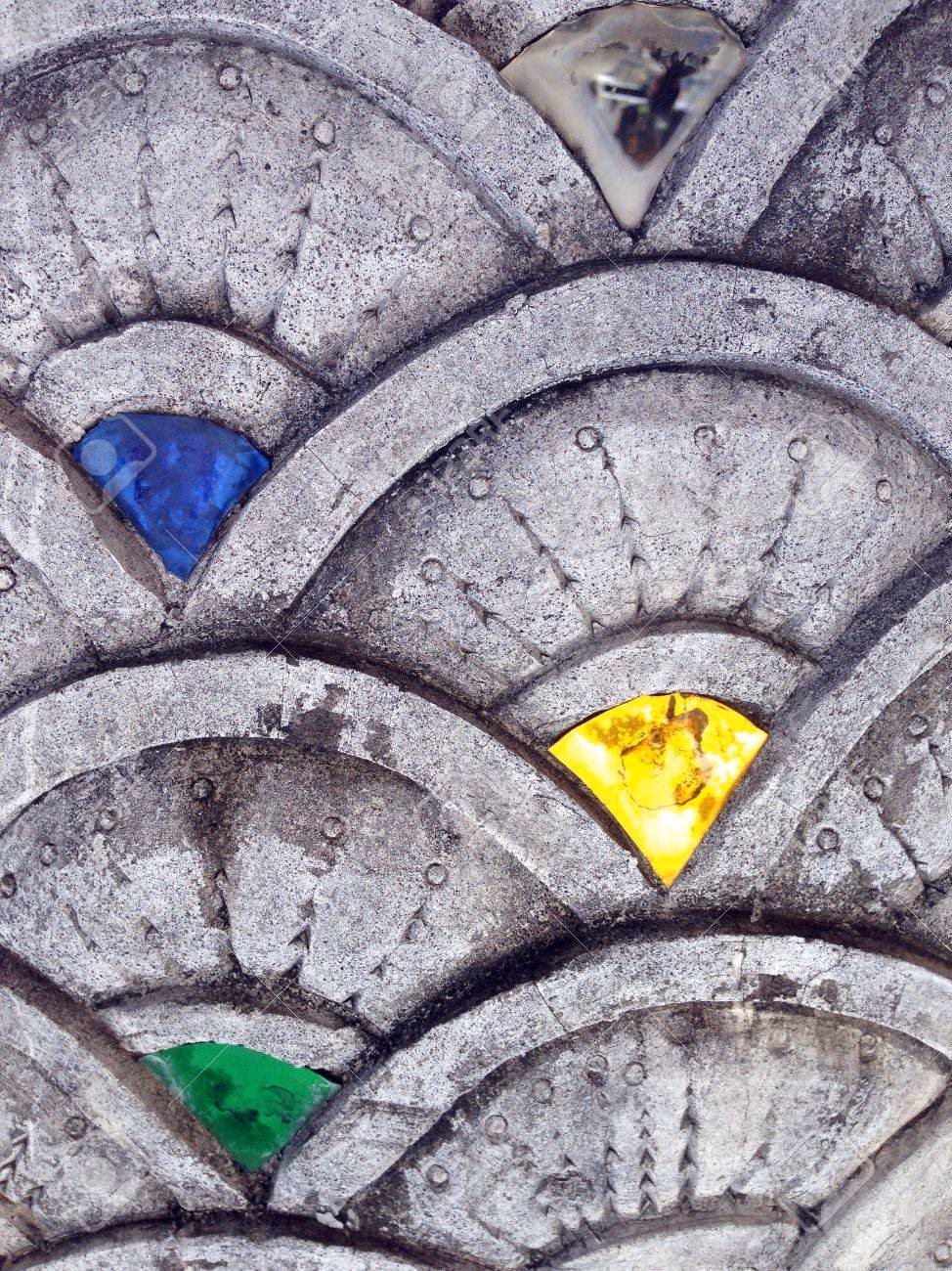 Na czym polega sztuka łączenia małych kawałków kolorowych kamieni lub szkła zwanych teserami w celu stworzenia obrazu?