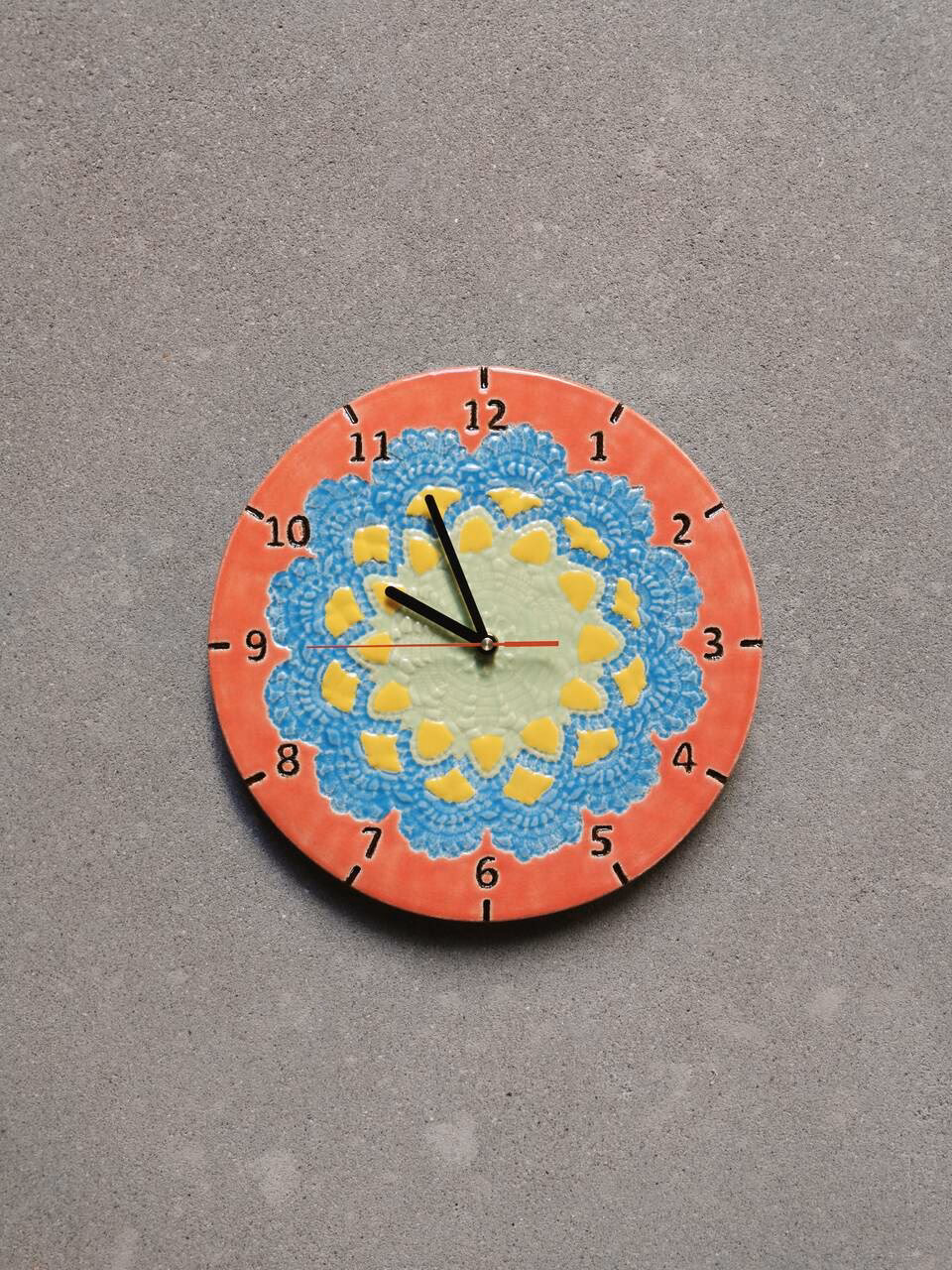 Z czego składa się zegar ścienny?