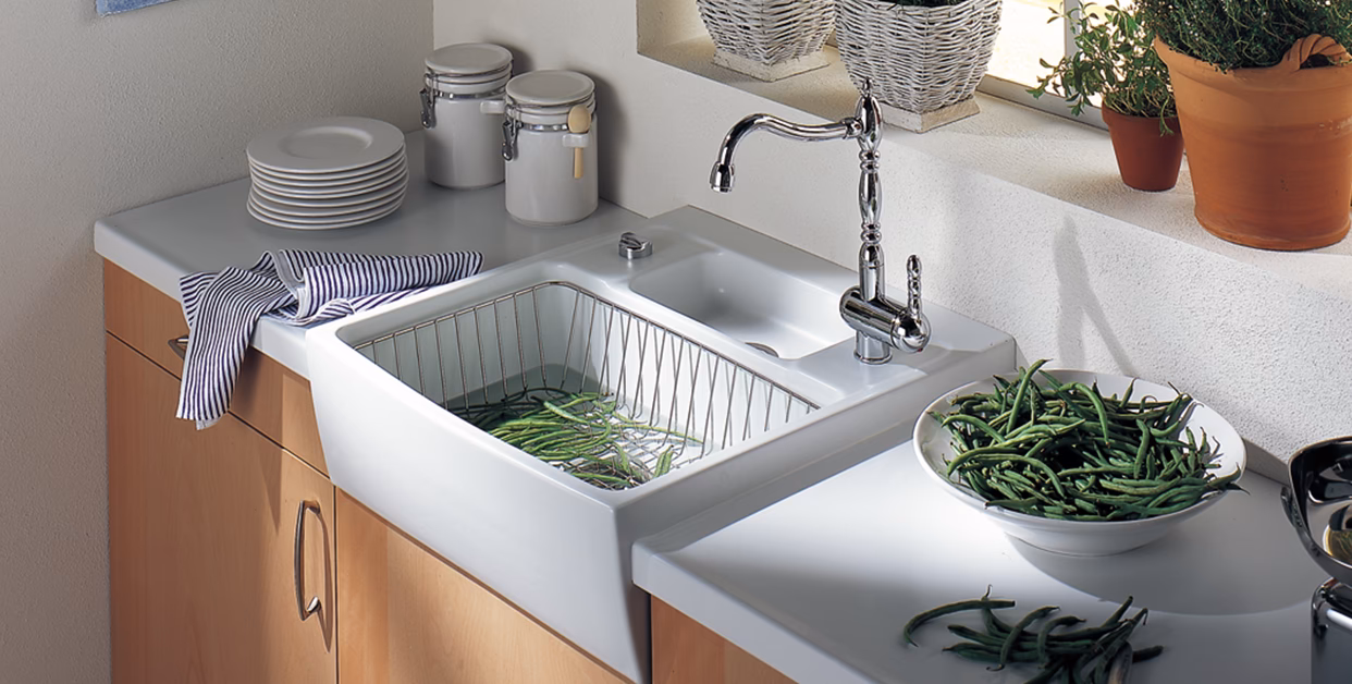 Jaka jest różnica pomiędzy zlewem porcelanowym a ceramicznym?